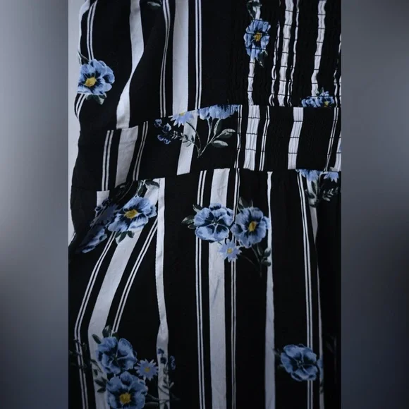 Torrid Size 2 Black, White & Blue Floral Striped Cropped Jumpsuit Women - Picture 11 of 12